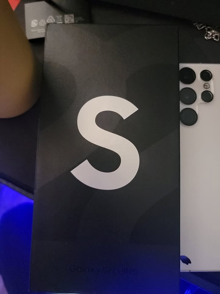 Ultra 5G Black 128 GB – 6.8 120 Hz AMOLED display, 108 MP + 12 MP + 10 MP + 10 MP rear camera