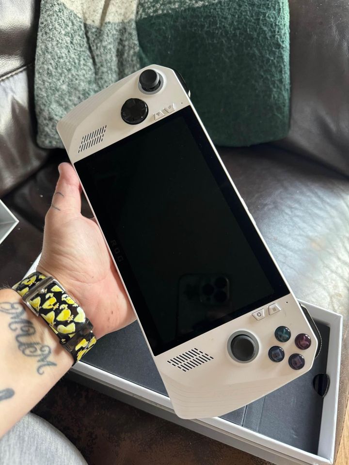 ASUS ROG Ally RC71L-ALLY.Z1X_512 White LaptopRyzen Z1 Extreme16GB512GB PCIe SSD7 IPS Touch Full HD (1920x1080)AMD RadeonWindows 11 Home